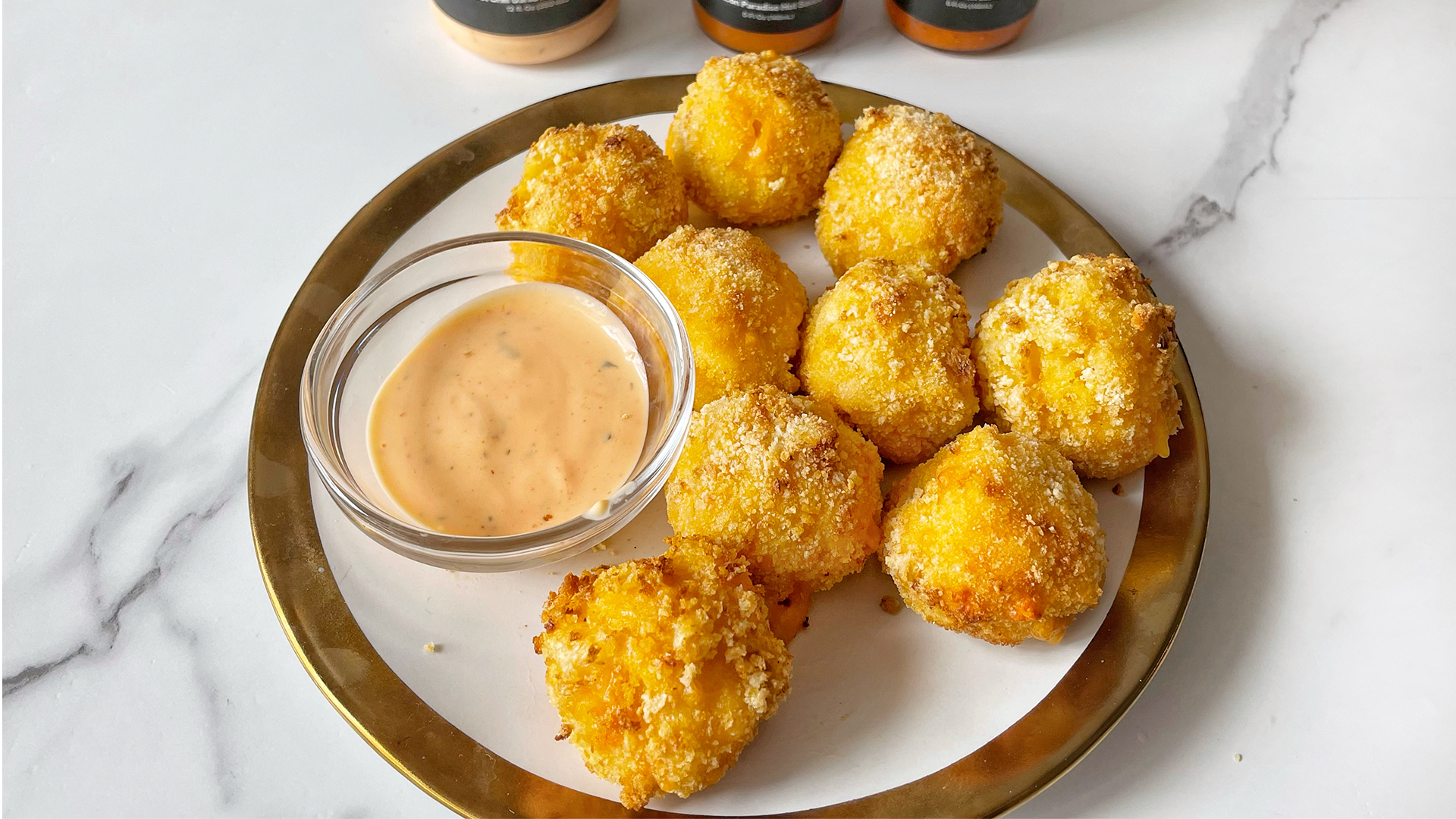 Mac ‘n Cheese Bites with Bacon Paradise Hot Sauce